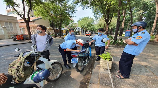 TP.HCM: Né tránh đeo khẩu trang nhiều người bị phạt | VTC