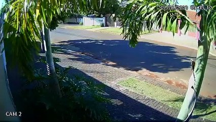 Câmera mostra utilitário tombando na via, após colisão com Kombi no Maria Luiza