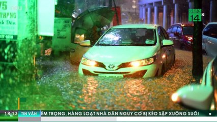 TPHCM "bì bõm" sau cơn mưa kỷ lục | VTC