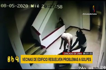 Mujeres se agarran a goles en un edificio de la avenida Tacna