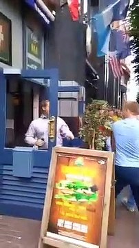 Le manager de ce restaurant gère 4 clients très agressifs