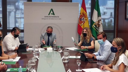 Ana Mestre y Elías Bendodo en la Delegación de Cádiz