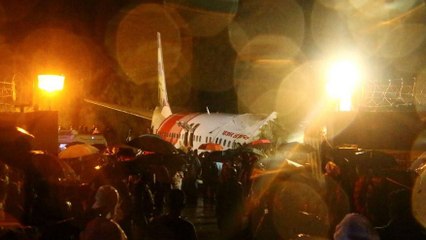 Son dakika... 191 yolculu Hindistan uçağı inerken düştü!