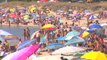Aglomeraciones en la playa de Nigrán, Pontevedra, por la falta de espacio que se produce debido a la pleamar