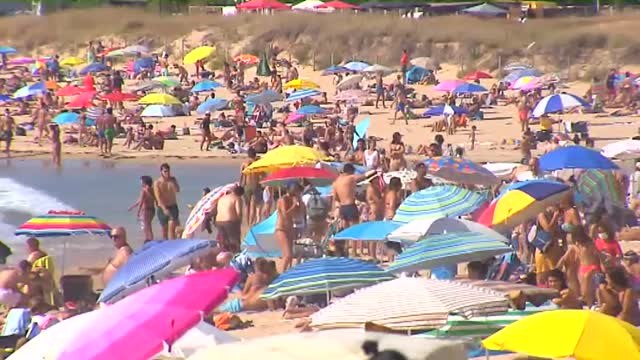 Aglomeraciones en la playa de Nigrán, Pontevedra, por la falta de espacio que se produce debido a la pleamar