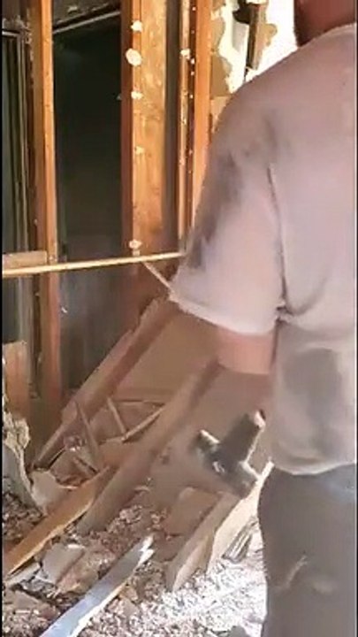 Ce démolisseur voulait agir en vrai professionnel, mais son intervention s’est transformée en une véritable catastrophe.