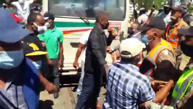 Decenas de manifestantes protestan durante acto inauguración terminal de autobuses en Parque del Este