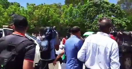 Abuchean al presidente Danilo Medina a su salida  de la terminal de autobuses Parque del Este