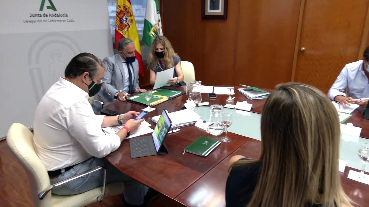 Bendodo traslada a los delegados del Gobierno la necesidad de "no bajar la guardia"