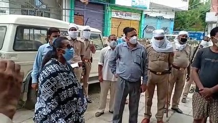 कोविड जांच कैम्प पर बच्चों की भीड़ देख भड़की डीएम, लगाई फटकार