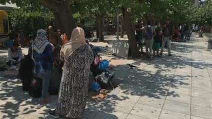 Refugiados abandonados a su suerte pasan de Moria a las calles de Atenas