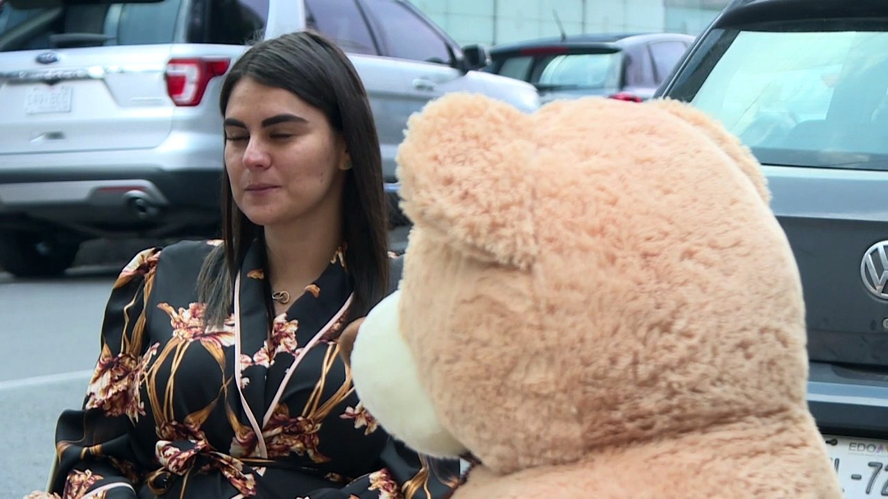 Mit dem Teddy im Café