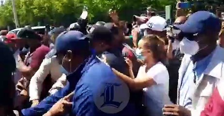 Empujones y trompadas en trifulca entre la  policía y manifestantes en terminal de autobuses