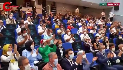 Davutoğlu, Albayrak için atılan tweetlere tepki göstererek, bakanlara  ve milletvekillerine,  "Sizin göreviniz bakanı değil, milli onurumuz olan Türk Lirasını korumaktır" dedi.