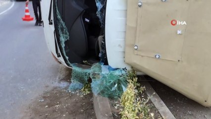 Aşırı alkollü sürücü önce refüje çarptı, ardından yola devrildi
