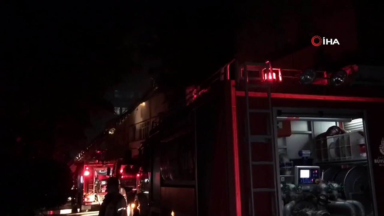 Sultan Abdülhamid Han Eğitim Araştırma Hastanesinin çatı katında yangın çıktı. Olay yerine itfaiye ekipleri sevk edildi. Sultan Abdülhamid Han Eğitim Araştırma Hastanesinin çatı katında yangın çıktı. Olay yerine itfaiye ekipleri sevk edild