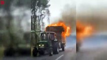 Un camion en feu roule tranquillement sur la route