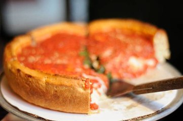 Tourists are Violating Chicago's Self-Quarantine Requirement to Eat Deep-Dish Pizza