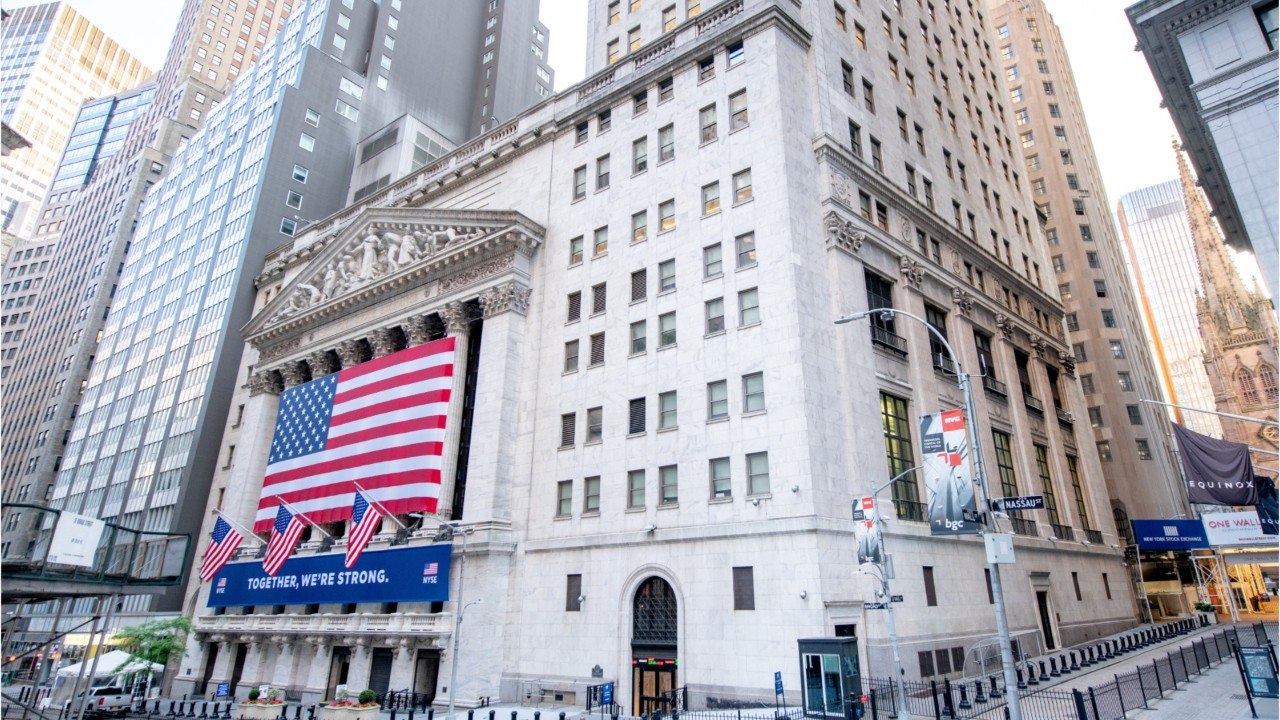 US Stocks Close Mixed