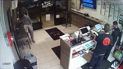 une femme au volant rentre dans un magasin avec sa voiture jusqu'au contoire