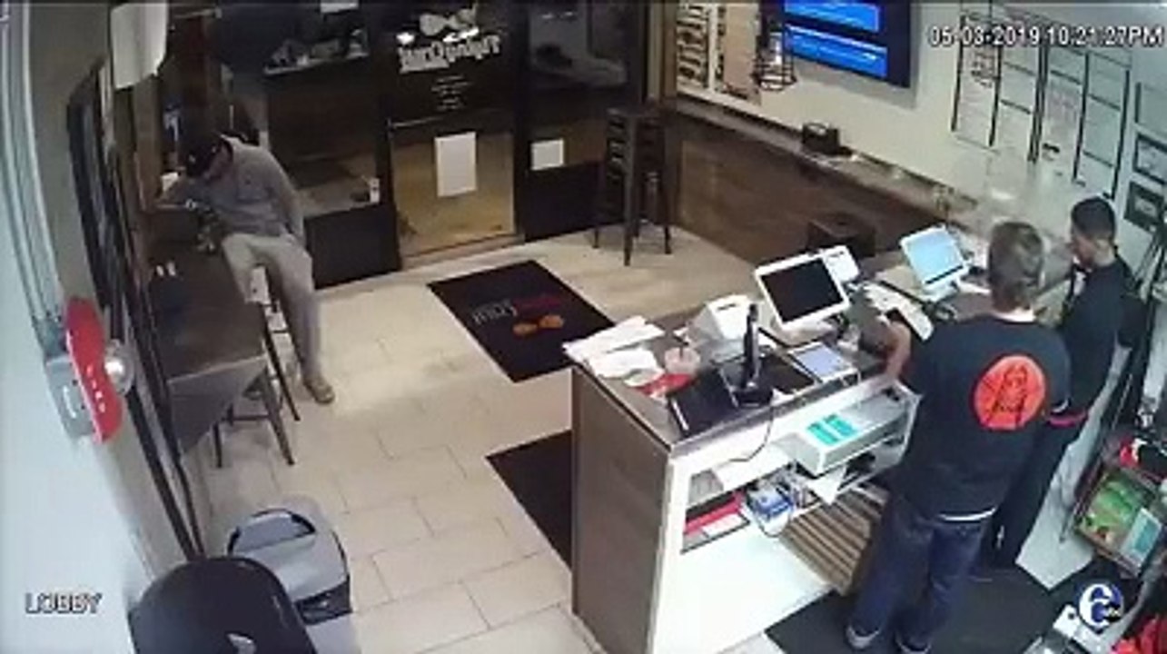 une femme au volant rentre dans un magasin avec sa voiture jusqu'au contoire