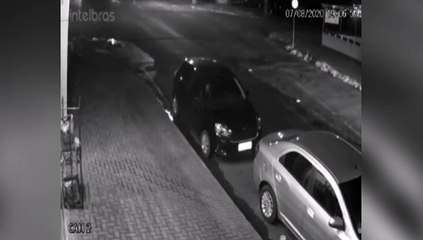 Motociclista é arremessado com violência contra calçada em acidente no Bairro Neva