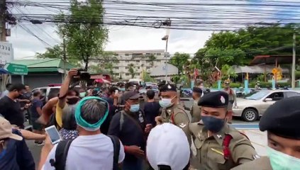 วุ่นเล็กน้อย ตำรวจห้วยขวาง คุมตัว "อานนท์ นำภา - ไมค์ ระยอง" ส่งฝากขังศาลรอบสอง หลังวานนี้ไม่สามารถนำฝากขังได้ทันเวลา โดยมีมวลชนมารอให้กำลังใจแน่น