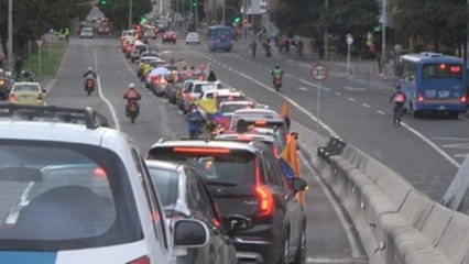 Seguidores de Uribe salen en caravanas a las calles de Colombia para apoyarlo
