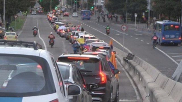 Seguidores de Uribe salen en caravanas a las calles de Colombia para apoyarlo
