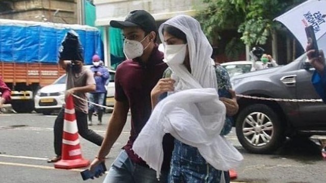 Sushant Singh केस में Rhea Chakraborty से ईडी ने पूछे ये 4 बड़े सवाल | FilmiBeat