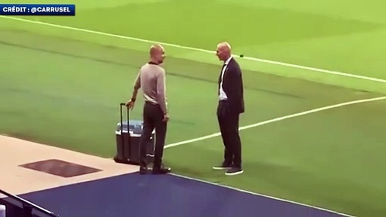 Zinédine Zidane et Pep Guardiola en pleine conv...