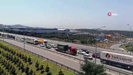 Devrilen tır TEM Otoyolu üzerindeki köprüde aslı kaldı
