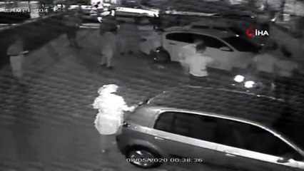 Kavgalı olduğu şahısları arabadan indirerek silahla yaraladı...O anlar kamerada