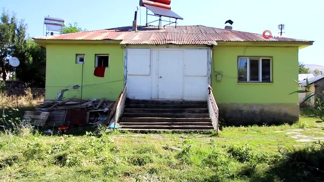 Varto’da genç çiftçi, kiraladığı ahır satılınca hayvanları ile birlikte dışarıda kaldı