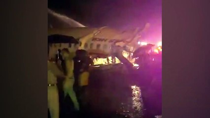 Avión con 191 pasajeros se estrella y se parte por la mitad en Calcuta, India