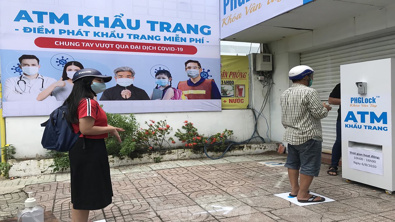 "ATM khẩu trang"miễn phí cứu cánh cho người lao động | VTC