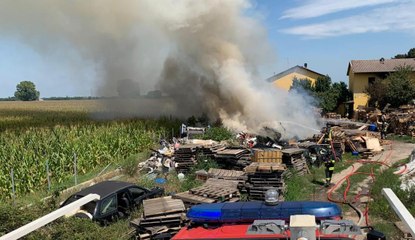 Sant'Angelo Lodigiano (LO) - In fiamme catasta di legna e rifiuti (08.08.20)