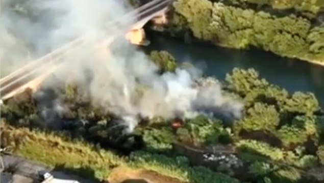 Roma - Magliana, bruciano rifiuti sotto il viadotto (08.08.20)