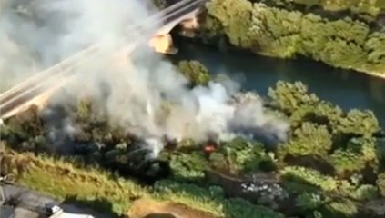 Roma - Magliana, bruciano rifiuti sotto il viadotto (08.08.20)