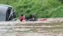 경북 청송서 승용차 탄 채 떠내려온 여성 둑에 걸려 구조 / YTN