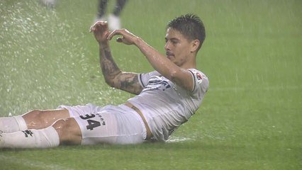 '축구장이 워터 파크?'...폭우에도 승부는 계속된다 / YTN