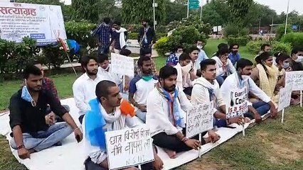 सत्याग्रह पर एनएसयूआई कार्यकर्ता