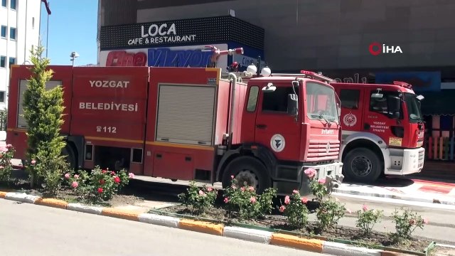 Yozgat’ta alışveriş merkezinin çatısında yangın çıktı