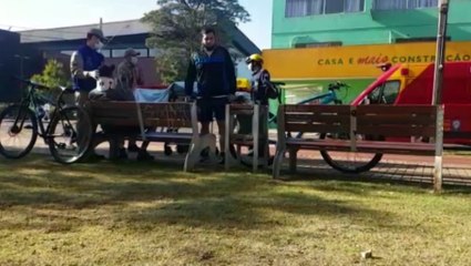 Ciclistas colidem frontalmente na Avenida Brasil