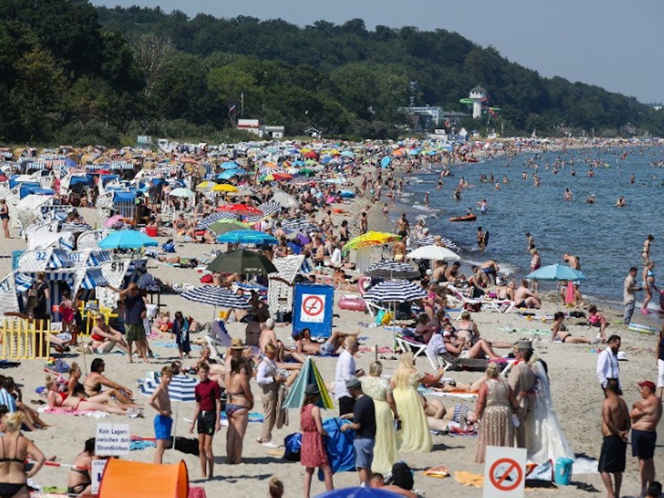 Volle strände im norden: an diesen badeorten geht gerade nichts mehr