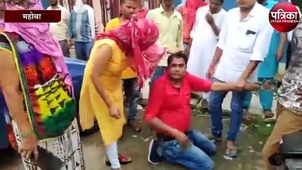 कोचिंग संचालक की बीच सड़क चप्पलों से हुई पिटाई, कैमरे में कैद हुआ वीडियो