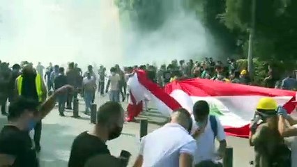 Beirut in rivolta contro i politici, Michel invia 33 milioni: "L'Europa aiuterà il Libano"