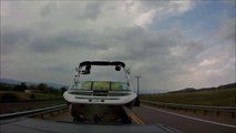 Ce conducteur qui tire un bateau va avoir un gros soucis sur la route