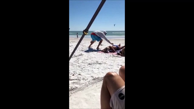 Il s’amuse à attirer des mouettes sur une femme qui bronze