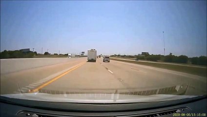 Ce camping car perd une porte en route